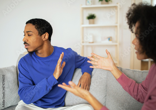 Fotografie African spouses having conflict communicating their feelings at modern home
