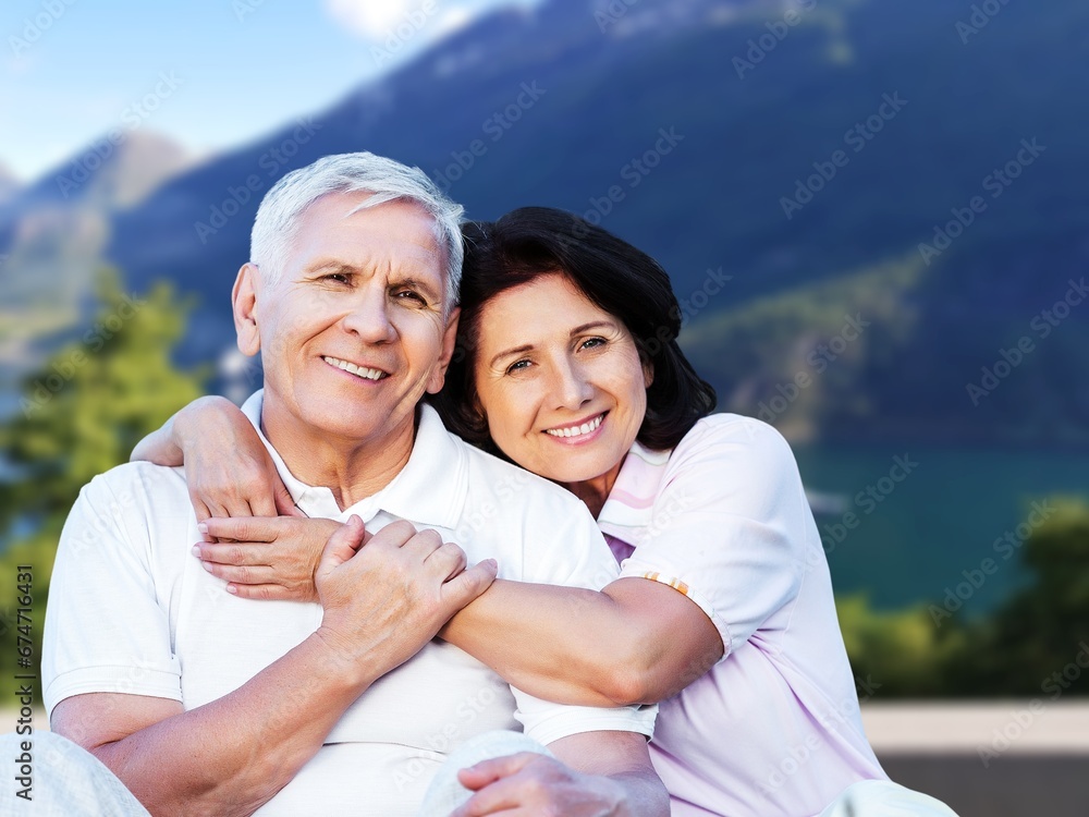 Obraz premium elderly old happy couple hug outdoors
