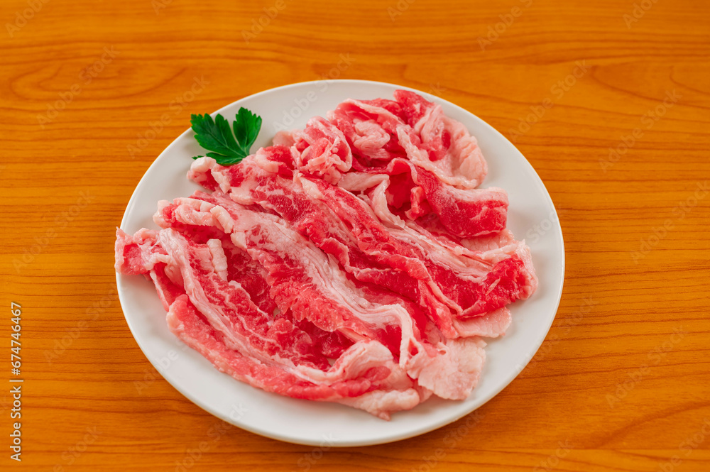皿に盛った牛肉