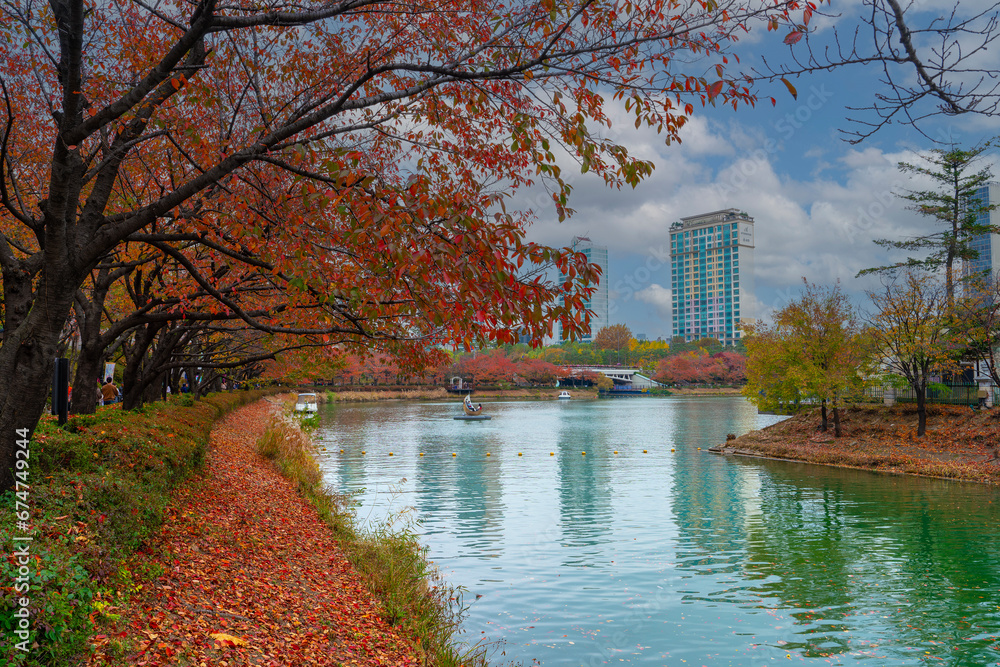 Obraz premium Lake view, walk around the lake Tree-lined crevices surrounding an autumn-colored seokchon lake in the center of Seoul, North Korea, 