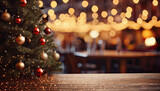 fondo con mesa de madera, arbol de navidad y decoraciones navideñas con fondo de bar o restaurante desenfocado con bokeh dorado.