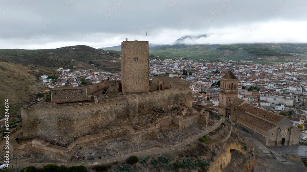 vista aérea con dron del castillo de Alcaudete en la provincia de Jaén, España	