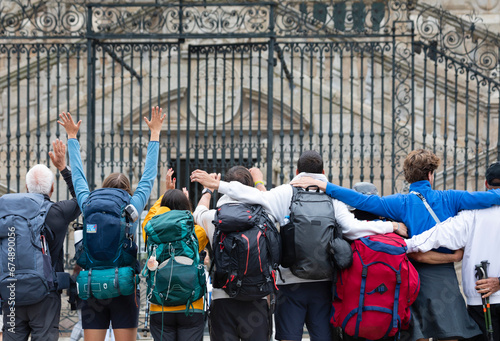 Obraz na plátne Pilgrims from the Camino de Santiago arrive at the Plaza del Obradoiro because t