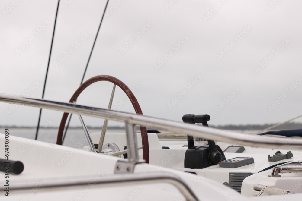 Fototapeta premium Barre de voilier, sortie en mer par temps doux et gris