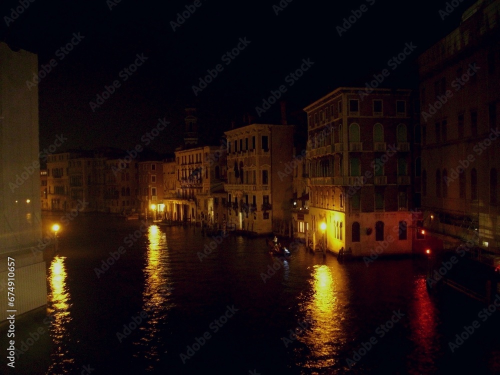 Sul Canal Grande a Venezia, di notte