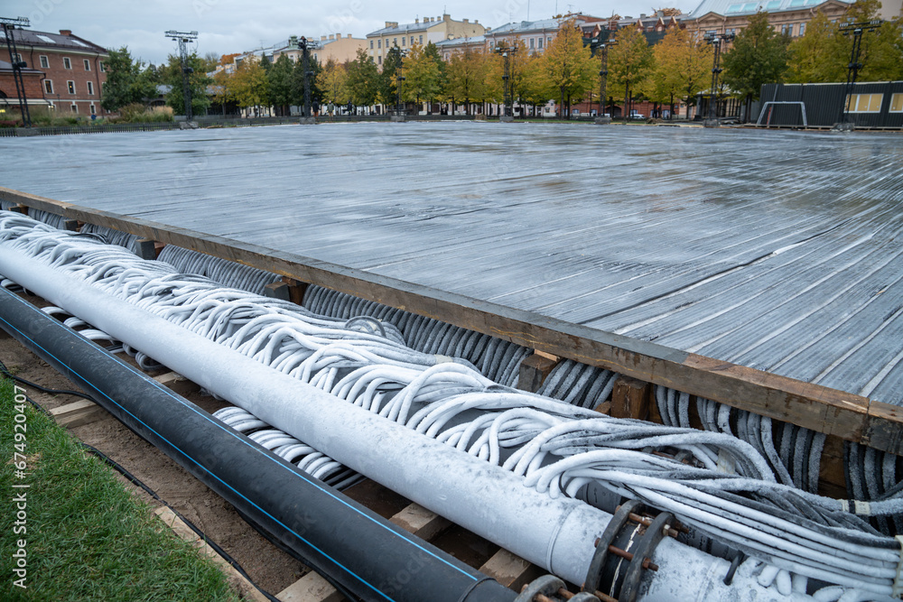 Foto de Preparation of outdoor skating rink for winter seasonal ...