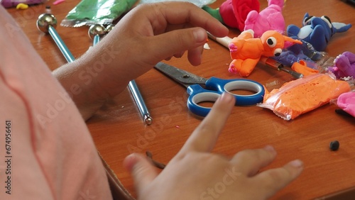 Foto Little girls sculpt figurines crafts from air plasticine, modeling dough