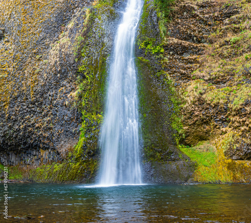 Horsetail Falls Plunging Into Pool  Cascade Locks  Columbia River Gorge National Scenic  Area  Oregon  USA