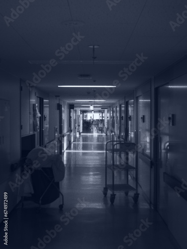 夜の病院内の通路