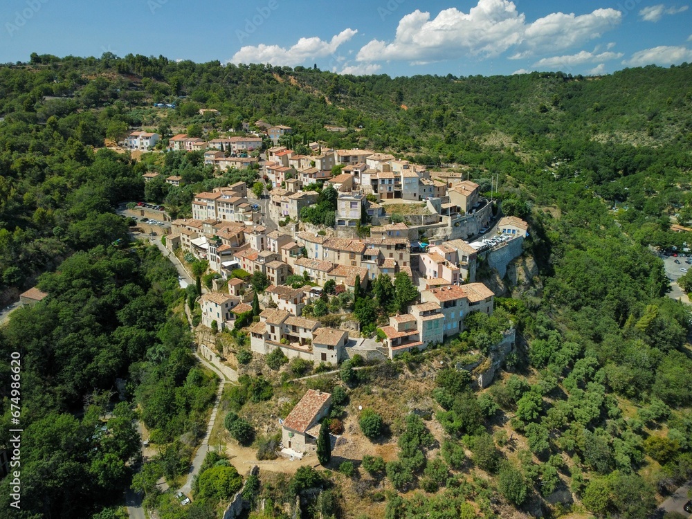 Obraz premium Aerial view of an old town at Lake Sainte-Croix, France on a sunny day