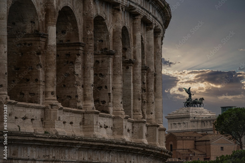 Obraz premium Beautiful view of the Colosseum exterior under a glowing sunset sky