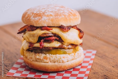 Obraz na płótnie Closeup shot of an appetizing burger with bacon and cheese.