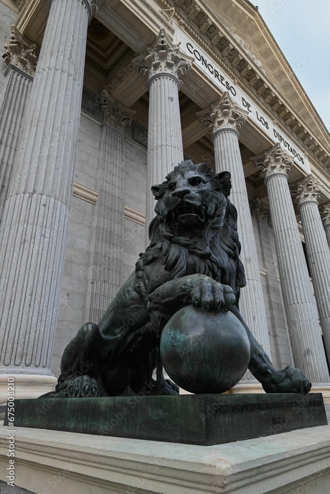 a black  lion statue, congress of deputies Madrid Estatua