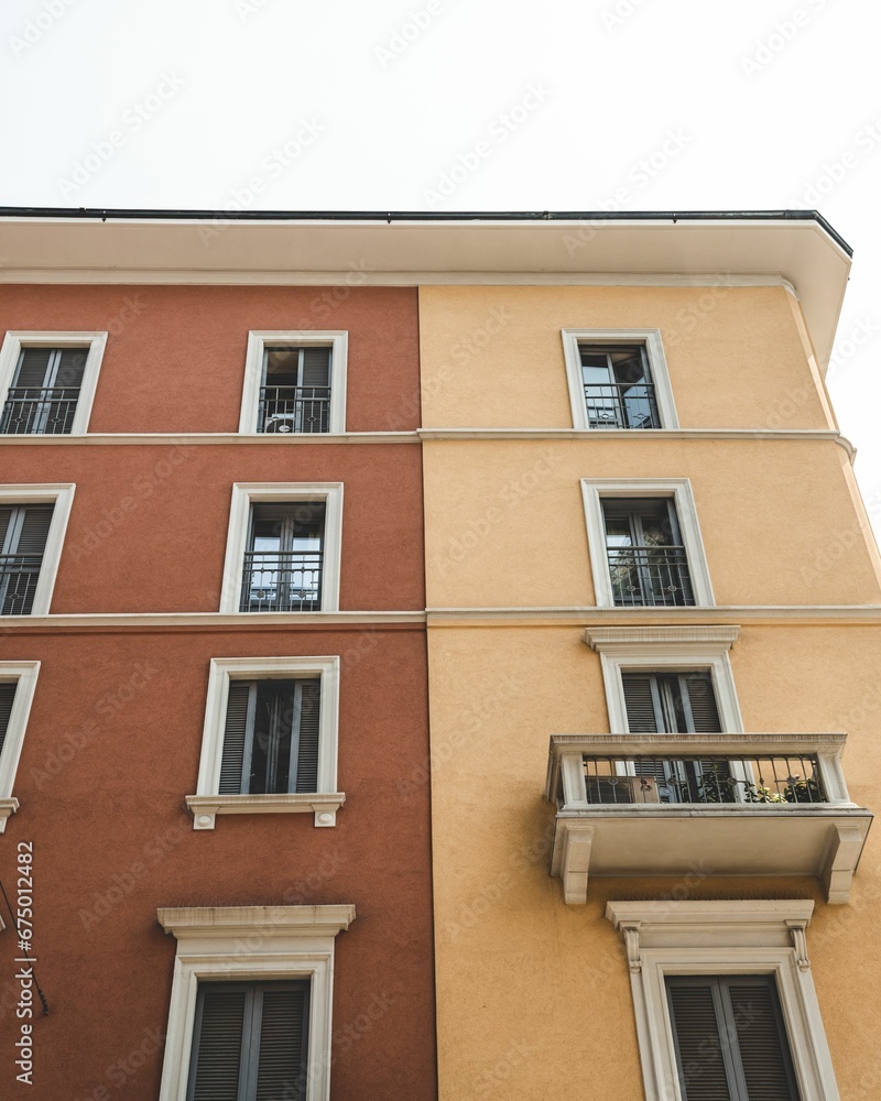 Obraz premium Vertical low angle shot of a modern residential building in the city of Milan in Italy