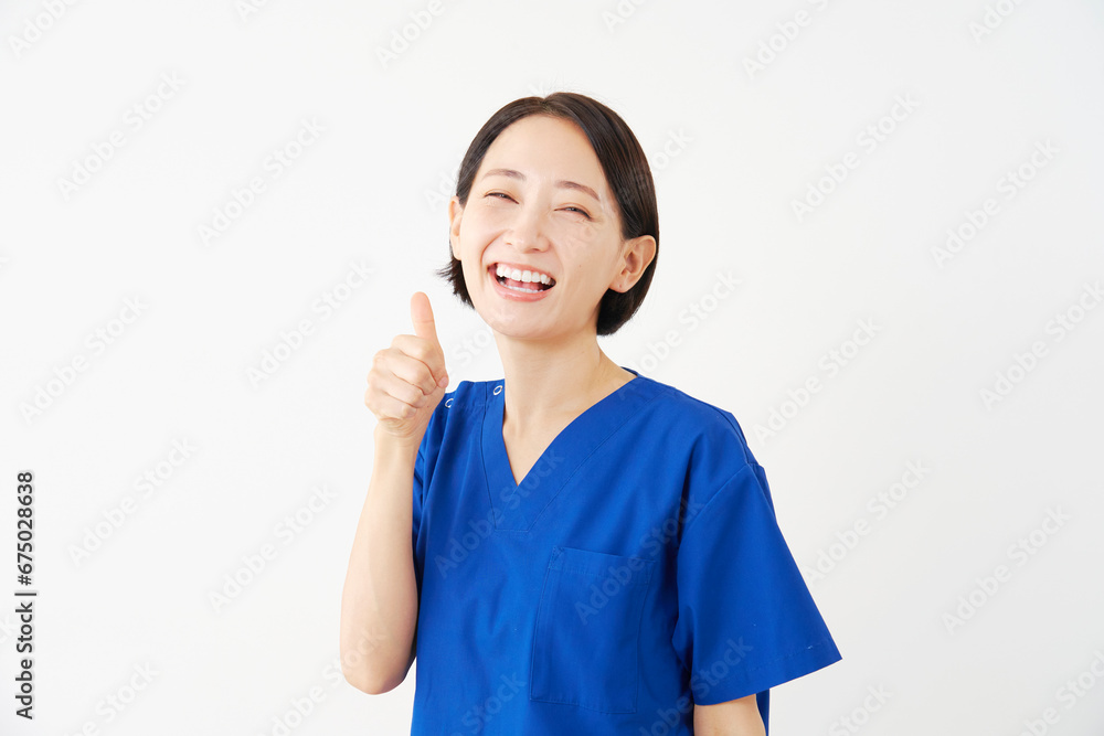 グッドサインをする女性の医者　白背景