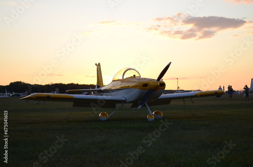 Fototapeta Naklejka Na Ścianę i Meble -  airplane in the sunset