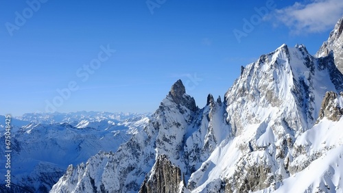 Fotografie Aerial view of the majestic Monte Bianco mountain range, featuring a stunning wi