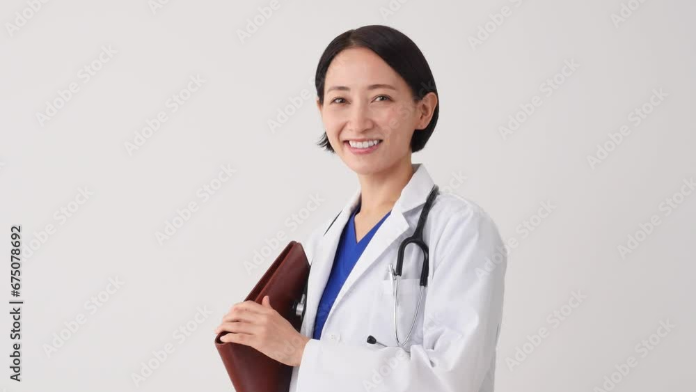 笑顔の女性の医師 白背景 カメラ目線 笑顔の女性の医師 白背景 カメラ目線