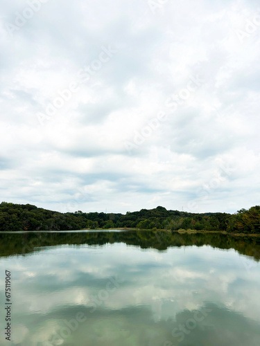 Fototapeta Naklejka Na Ścianę i Meble -  池に反射する雲