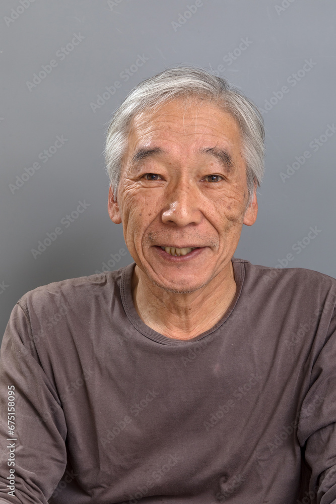 白髪混じりの60代の男性が、笑顔を作ろうとしているが中途半端に歯が見えてしまった 白髪混じりの60代の男性が、笑顔を作ろうとしているが中途半端に歯が見えてしまった