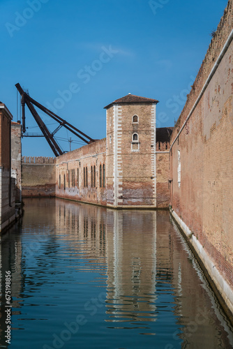 Un canale che scorre lungo le mura dell'Arsenale di Venezia