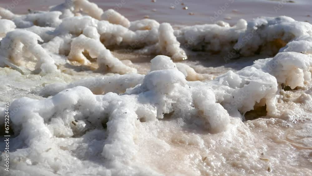 Salt grain. Crystallization of salt on the surface of objects in strong brine. Hypersalted reservoirs and salt deposition, self-seeding salt Salt grain. Crystallization of salt on the surface of objects in strong brine. Hypersalted reservoirs and salt deposition, self-seeding salt