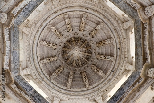 Dôme du temple Jaïn d'adimath - Ranakpur photo