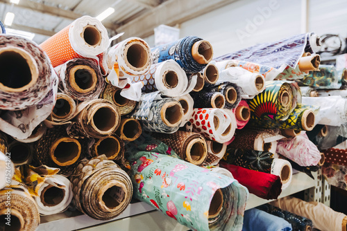 Rouleaux de tissus avec des motifs colorés - Matériel de couture	