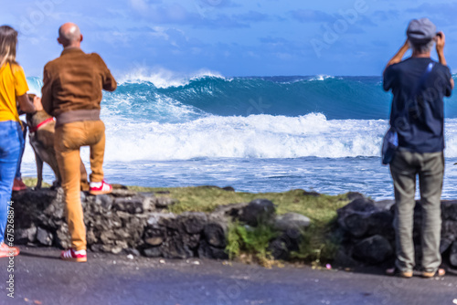 Personnes admirant des vagues de houle australe, île de la Réunion  photo