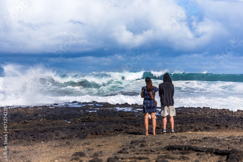 Couple face à une mer houleuse, Pointe du Diable, île de la Réunion  photo