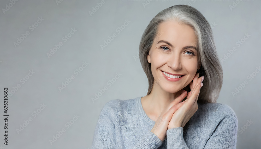 Obraz premium schöne Frau vor grauen Hintergrund