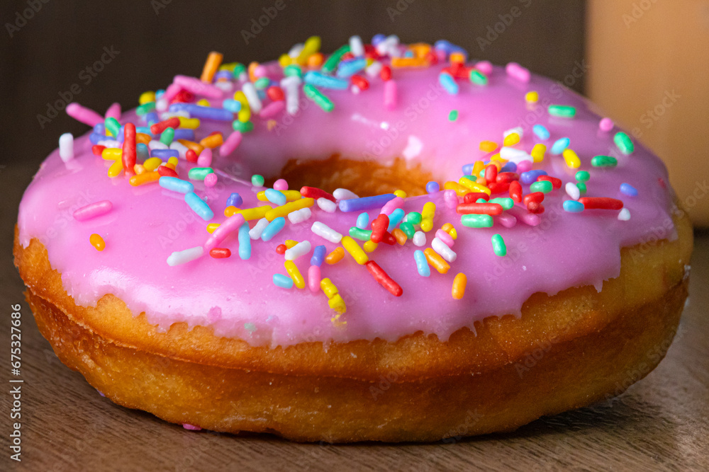 Um donut rosa em destaque. Um donut rosa em destaque.