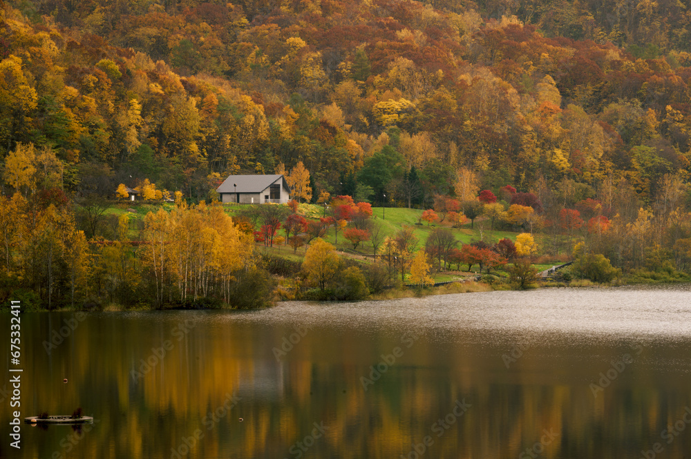Fototapeta premium 紅葉の朝里ダム