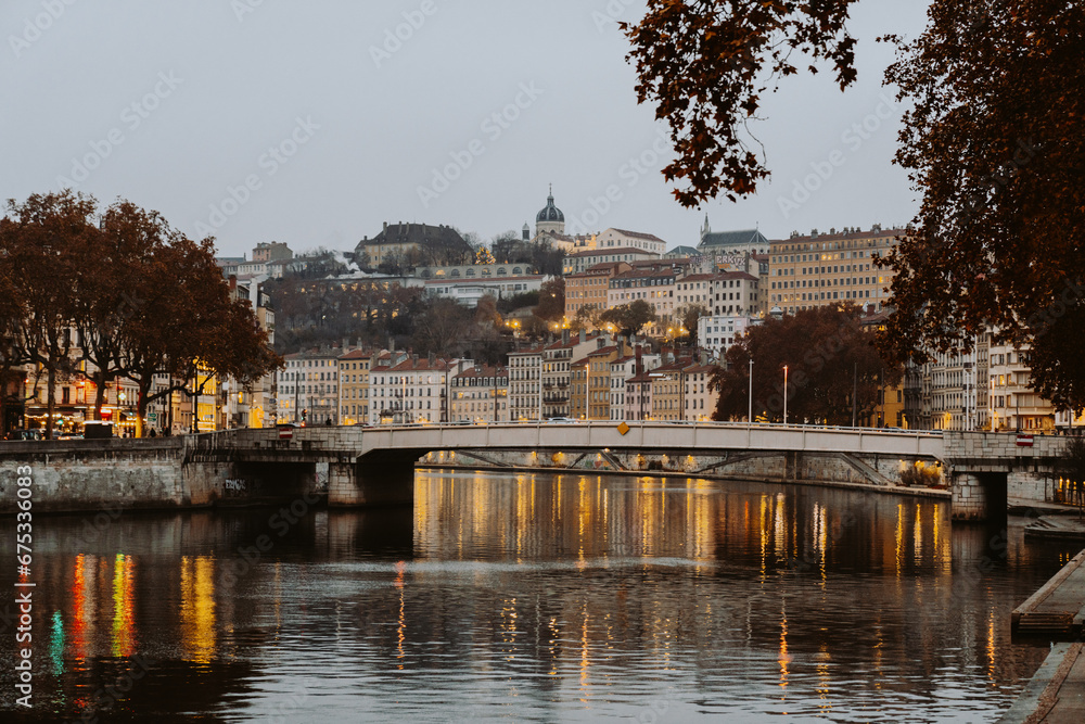 Blick auf Lyon bei Dämmerung mit den Lichtern der Stadt bei voller Romantik in Frankreich am abend