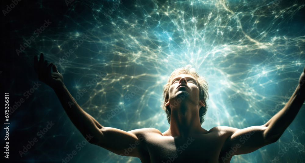 Hombre experimentando una iluminación espiritual rodeado de aura