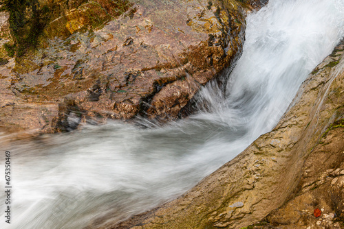 Wasserfall von einem Wildbach in den Alpen im Detail, Langzeitbelichtung