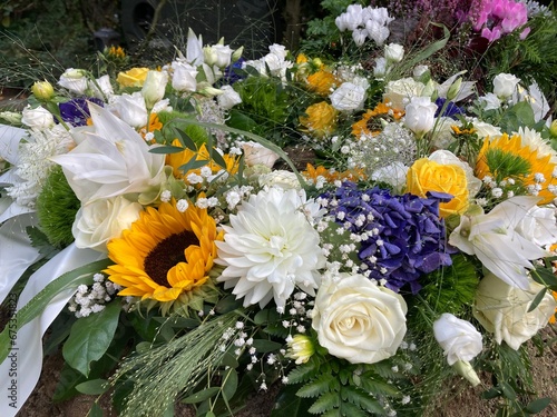 Trauerkranz mit Blumen auf dem Friedhof nach Beerdigung photo