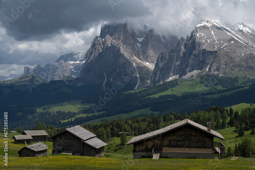 Bergpanorama - alte Holzhütten mit Langkofel & Plattkofel