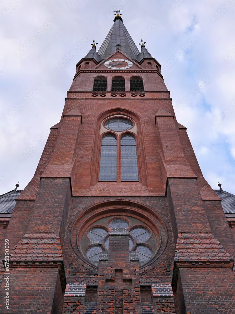 Blick nach oben an der Nathanaelkirche  Leipzig Lindenau. Sachsen, Deutschland
