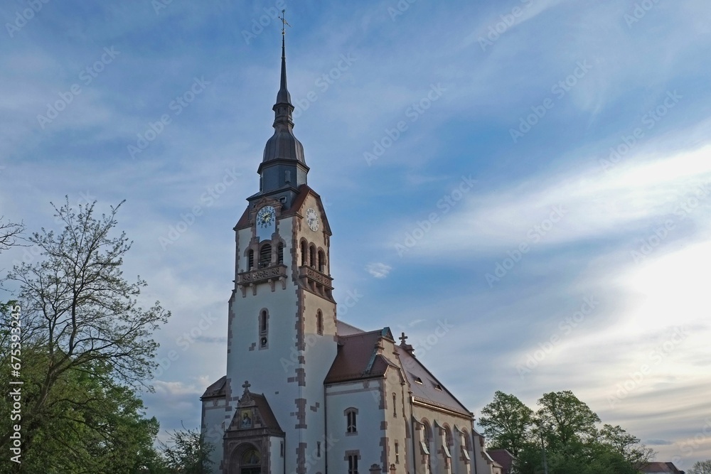 Im Abendlicht: Connewitzer Paul-Gerhardt-Kirche in Leipzig. Sachsen, Deutschland
