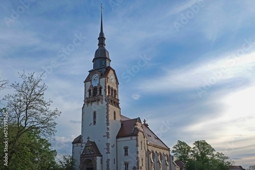 Im Abendlicht: Connewitzer Paul-Gerhardt-Kirche in Leipzig. Sachsen, Deutschland 