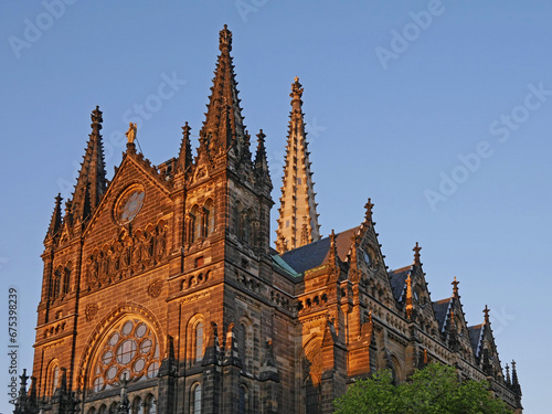 Im leuchtenden Abendlicht: Die neogotische Peterskirche in der Leipziger Südvorstadt. Sachsen, Deutschland 