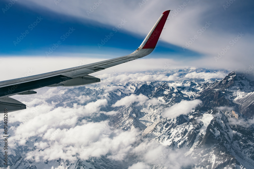 Fototapeta premium Vista da asa de avião comercial com Cordilheira dos Antes durante primavera.