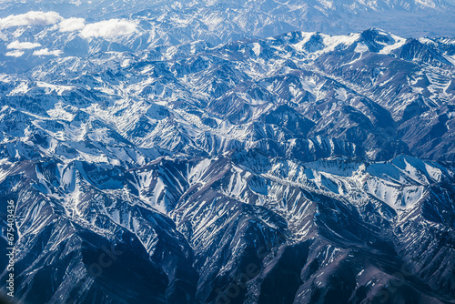 Vista aérea das montanhas nevadas da Cordilheira dos Andes durante primavera entre novembro e dezembro de 2023.  photo
