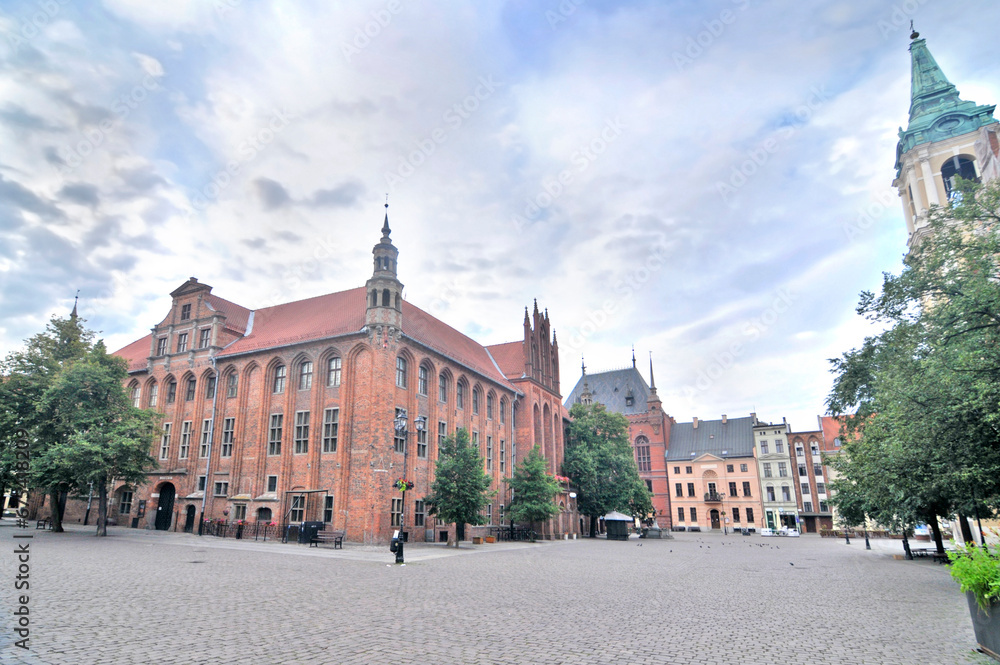 Naklejka premium Toruń's Gothic town hall with cloudy sky in Poland