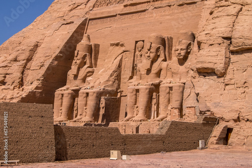Estatuas de faraones sentados en el monumento de Ramses II en Abu Simbel ubicado en Nubia  junto al lago Nasser en Egipto