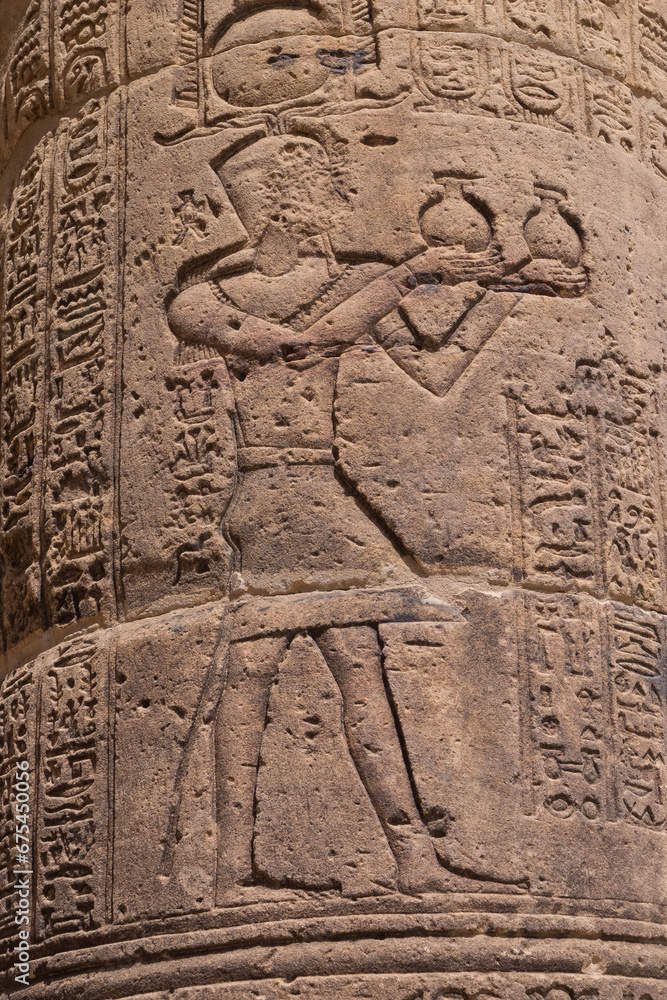 Grabado y jeroglíficos en una columna del templo de Filae en Asuán, Egipto