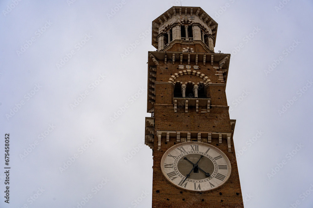 Verona ist eine Stadt in der norditalienischen Region Venetien mit einer mittelalterlichen Altstadt