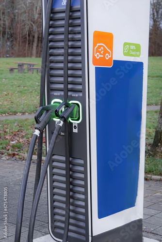 Automatic machine for electric refueling of cars with batteries.