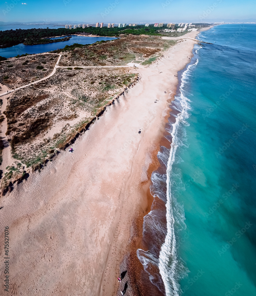 Imagen aérea de la Albufera de Valencia y la playa del Saler, en Valencia.
